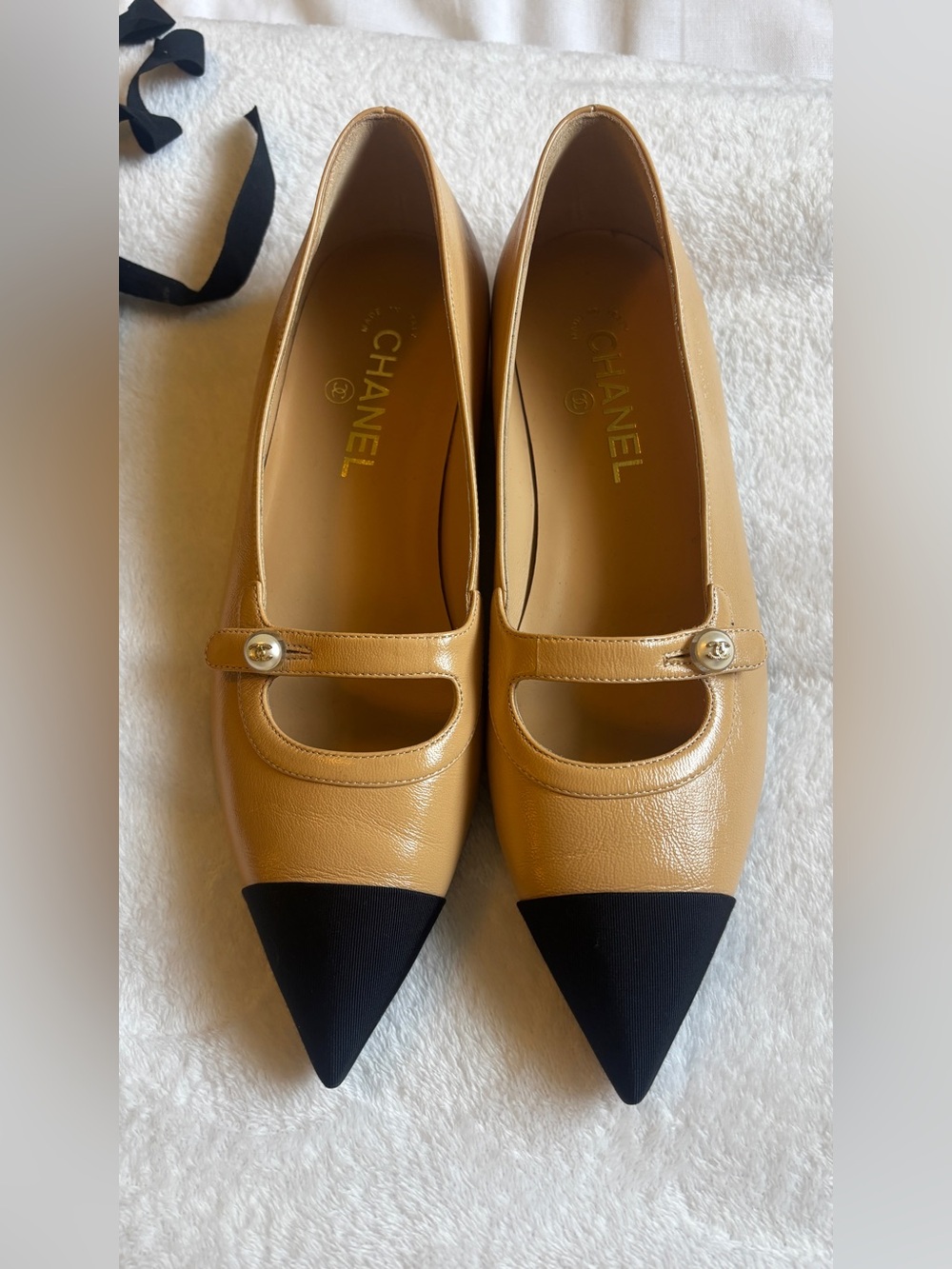 Shiny Lambskin Grosgrain Pointed Toe Mary Jane Flats|  Beige and Black | size 39